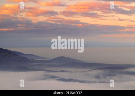 Wunderschönes Nebelmeer und ein farbenfroher Sonnenaufgang Stockfoto