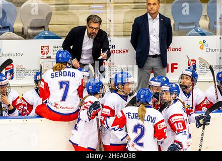 Chomutov, Tschechische Republik. November 2021. Der tschechische Cheftrainer Tomas Pacina, links, spricht während der olympischen Eishockey-Finalqualifikation der Frauen 2022, Gruppe C, Tschechische Republik gegen Ungarn, am 14. November 2021 in Chomutov, Tschechische Republik, mit seinen Spielern. Quelle: Ondrej Hajek/CTK Photo/Alamy Live News Stockfoto