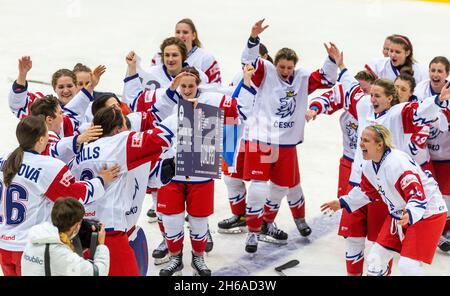 Chomutov, Tschechische Republik. November 2021. Die tschechischen Spieler feiern nach der olympischen Eishockey-Finalqualifikation der Frauen 2022, Gruppe C, Tschechische Republik gegen Ungarn, am 14. November 2021 in Chomutov, Tschechische Republik. Quelle: Ondrej Hajek/CTK Photo/Alamy Live News Stockfoto