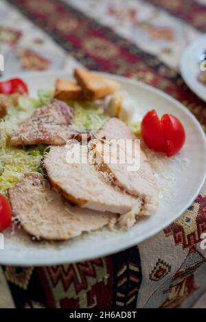 Caesar Salatgericht mit Huhn und Salat Stockfoto