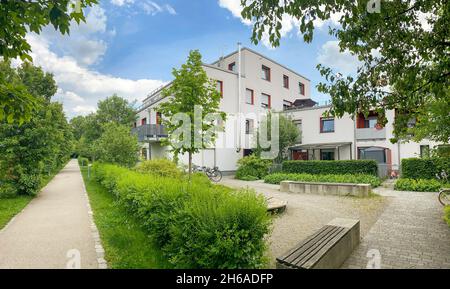 Wohngebiet in der Stadt, moderne Mehrfamilienhäuser Stockfoto
