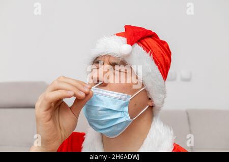Mann, der zum Feiern angezogen war und einen schnellen Selbsttest abnahm Stockfoto