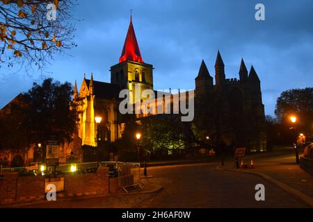 14/11/2021 Rochester UK der Turm der Rochester Cathedral in Kent, rot beleuchtet am Remembrance Sunday. Stockfoto