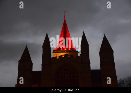 14/11/2021 Rochester UK der Turm der Rochester Cathedral in Kent, rot beleuchtet am Remembrance Sunday. Stockfoto