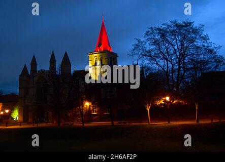 14/11/2021 Rochester UK der Turm der Rochester Cathedral in Kent, rot beleuchtet am Remembrance Sunday. Stockfoto