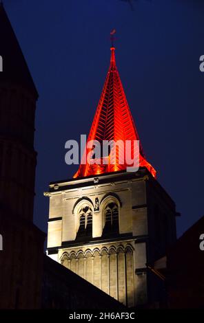 14/11/2021 Rochester UK der Turm der Rochester Cathedral in Kent, rot beleuchtet am Remembrance Sunday. Stockfoto