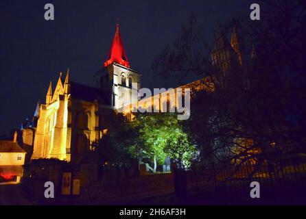 14/11/2021 Rochester UK der Turm der Rochester Cathedral in Kent, rot beleuchtet am Remembrance Sunday. Stockfoto