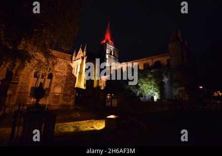 14/11/2021 Rochester UK der Turm der Rochester Cathedral in Kent, rot beleuchtet am Remembrance Sunday. Stockfoto