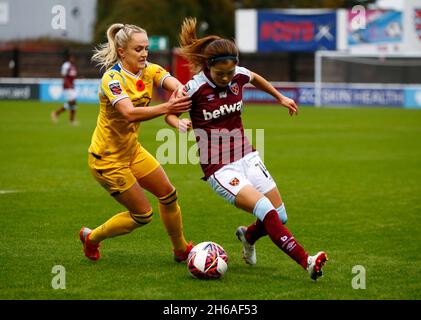 Dagenham, Großbritannien. November 2021. DAGENHAM, ENGLAND - NOVEMBER 14: L-R Faye Bryson Leine von Reading FC Women und Yui Hasegawa von West Ham Vereinigten WFC während des Barclays FA Women's Super League-Spiels zwischen West Ham United Women und Reading am 14. November 2021 im Chigwell Construction Stadium in Dagenham, England Credit: Action Foto Sport/Alamy Live News Stockfoto