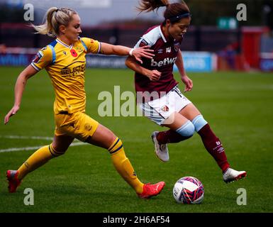 Dagenham, Großbritannien. November 2021. DAGENHAM, ENGLAND - NOVEMBER 14: L-R Faye Bryson Leine von Reading FC Women und Yui Hasegawa von West Ham Vereinigten WFC während des Barclays FA Women's Super League-Spiels zwischen West Ham United Women und Reading am 14. November 2021 im Chigwell Construction Stadium in Dagenham, England Credit: Action Foto Sport/Alamy Live News Stockfoto