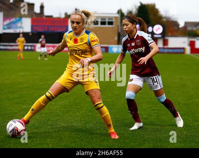 Dagenham, Großbritannien. November 2021. DAGENHAM, ENGLAND - NOVEMBER 14: L-R Faye Bryson Leine von Reading FC Women und Yui Hasegawa von West Ham Vereinigten WFC während des Barclays FA Women's Super League-Spiels zwischen West Ham United Women und Reading am 14. November 2021 im Chigwell Construction Stadium in Dagenham, England Credit: Action Foto Sport/Alamy Live News Stockfoto