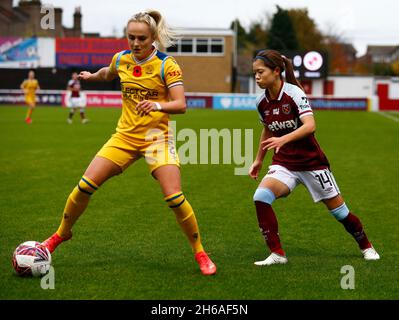 Dagenham, Großbritannien. November 2021. DAGENHAM, ENGLAND - NOVEMBER 14: L-R Faye Bryson Leine von Reading FC Women und Yui Hasegawa von West Ham Vereinigten WFC während des Barclays FA Women's Super League-Spiels zwischen West Ham United Women und Reading am 14. November 2021 im Chigwell Construction Stadium in Dagenham, England Credit: Action Foto Sport/Alamy Live News Stockfoto