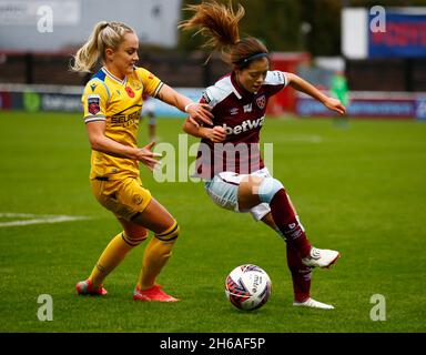 Dagenham, Großbritannien. November 2021. DAGENHAM, ENGLAND - NOVEMBER 14: L-R Faye Bryson Leine von Reading FC Women und Yui Hasegawa von West Ham Vereinigten WFC während des Barclays FA Women's Super League-Spiels zwischen West Ham United Women und Reading am 14. November 2021 im Chigwell Construction Stadium in Dagenham, England Credit: Action Foto Sport/Alamy Live News Stockfoto