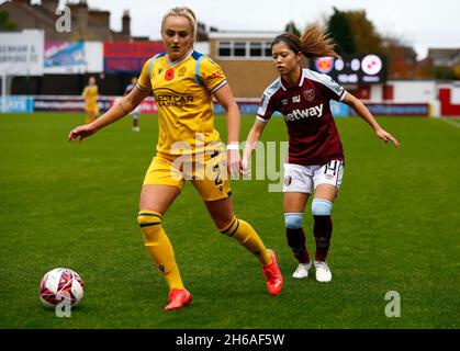 Dagenham, Großbritannien. November 2021. DAGENHAM, ENGLAND - NOVEMBER 14: L-R Faye Bryson Leine von Reading FC Women und Yui Hasegawa von West Ham Vereinigten WFC während des Barclays FA Women's Super League-Spiels zwischen West Ham United Women und Reading am 14. November 2021 im Chigwell Construction Stadium in Dagenham, England Credit: Action Foto Sport/Alamy Live News Stockfoto