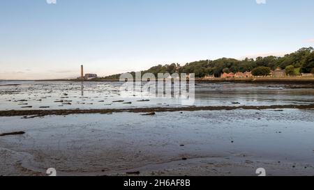 13. September 2015, Culross, Fife, Schottland. Blick nach Westen vom Fife Coastal Path bei Culross zum Longannet Point und dem Kraftwerk. Stockfoto