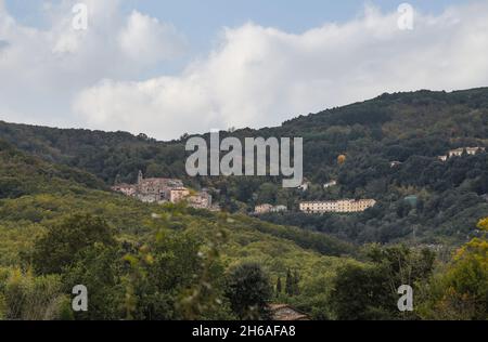 Il borgo di Sassetta, incastonato nel verde delle colline della Val di Cornia Stockfoto