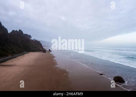 Oregon Beach am Hug Point an einem nebligen Morgen Stockfoto