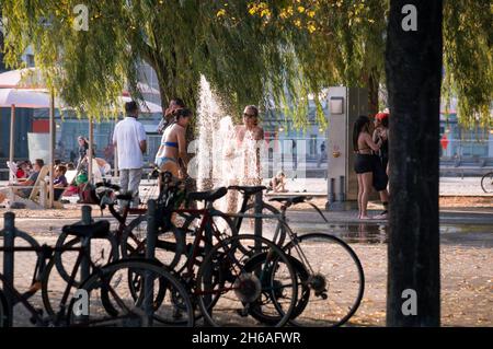 Toronto, Kanada - 08 29 2021: Die Torontonier in der Innenstadt von Toronto Spaß am Sugar Beach neben dem Brunnen unter grünen Ästen eines Weidenbaums Stockfoto