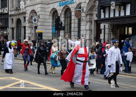 London, Großbritannien. November 2021. Die Teilnehmer der Lord Mayor's Show in Kostümen in ausgefallenen Kostümen fahren entlang der Fleet Street. Die Show des Oberbürgermeisters wurde in diesem Jahr wieder aufgenommen, nachdem sie 2020 abgesagt wurde. Kredit: Mark Kerrison/Alamy Live Nachrichten Stockfoto