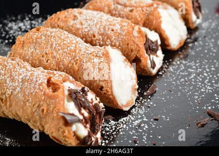 Hausgemachte sizilianische Cannoli mit Ricotta und Schokoladenstückchen. Flacher Freiheitsgrad Stockfoto