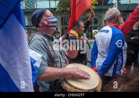 London, Großbritannien. November 2021. Ein Mann in einer kubanischen Maske Trommeln. Ein Protest der Kubasolidarischen Kampagne und anderer vor der kubanischen Botschaft fordert die US-Regierung auf, ihre 60-jährige Blockade und Aggression gegen Kuba zu beenden und die Finanzierung von Gruppen zur Destabilisierung Kubas einzustellen. Der laute Protest füllte den Straßenpflaster vor der Botschaft mit Polizisten, die eine kleine Gruppe von der Facebook-Gruppe Archipielago beschützten, die gekommen war, um sie zu treffen und mit wenig Erfolg versuchte, die Sprecher zu übertönen. Peter Marshall/Alamy Live News Stockfoto