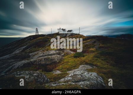 Eine abwechslungsreiche Landschaft auf den lofoten in nordnorwegen mit Sandstränden, massiven Bergen und einem immer herausfordernden und sich schnell verändernden Wetter Stockfoto