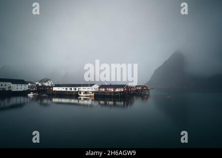 Eine abwechslungsreiche Landschaft auf den lofoten in nordnorwegen mit Sandstränden, massiven Bergen und einem immer herausfordernden und sich schnell verändernden Wetter Stockfoto