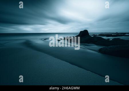 Eine abwechslungsreiche Landschaft auf den lofoten in nordnorwegen mit Sandstränden, massiven Bergen und einem immer herausfordernden und sich schnell verändernden Wetter Stockfoto