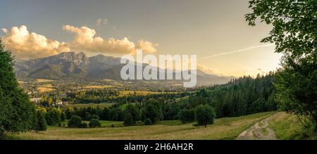 Inspirierende Panoramablick auf giewont Berg, Landschaftpanorama, schöner Sonnenaufgang im Sommer Tatra in Zakopane, Polen Stockfoto