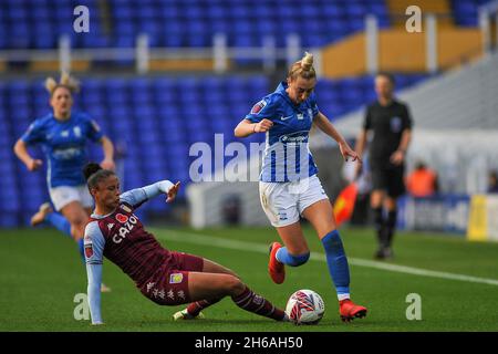 Jade Pennock (Birmingham City 11) spielt eine Herausforderung während des Womens Super League Spiels zwischen Birmingham City und Aston Villa im St Andrews Stadium in Birmingham, England Karl W Newton/Sports Press Photo Stockfoto