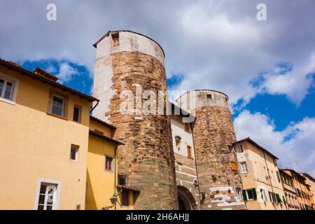 Porta San Gervasio (St. Gervasius) alte Ruinen in Lucca. Dieses Stadttor wurde im Jahre 1255 errichtet und ist einer der letzten verbliebenen Teile der mittelalterlichen Stadtmauer Stockfoto
