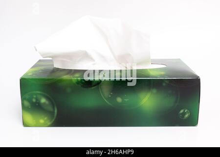 Box mit Geweben auf weißem Hintergrund isoliert Stockfoto