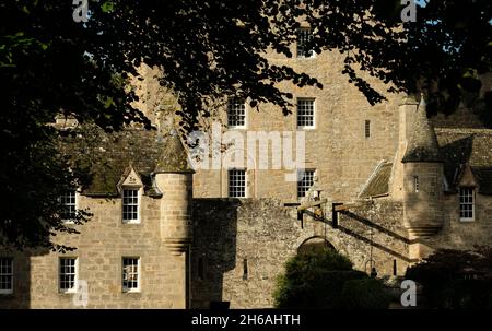 Ein Farbfoto von Cawdor Castle, das sich in der Nähe des Cawdor Village und Nairn in den schottischen Highlands befindet. Stockfoto