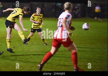 London, Großbritannien. November 2021. Kings Langley, England, November Corinne Henson (27 Watford) schießt während des FA Womens Championship-Spiels zwischen Watford und Sunderland AFC im Orbital Fasteners Stadium - England. Kredit: SPP Sport Pressefoto. /Alamy Live News Stockfoto