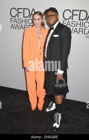 10. November 2021 - New York, NY - Emily Blunt, Christopher John Rogers. 2021 CFDA Fashion Awards im Grill Room. (Bild: © Lj Fotos/AdMedia via ZUMA Press Wire) Stockfoto