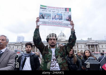 London, Großbritannien. November 2021. Ein Protestant hält ein Plakat mit der Aufschrift "Freiheit vor allem" während der protest.Organized von Freien Afghanen versammelten sich Demonstranten am Trafalgar Square, um Solidarität mit der Nationalen Widerstandsfront Afghanistans (NRF) zu zeigen und um größere Gegenmaßnahmen des Westens gegen den Terror der Taliban gegen das Volk von Hazara zu fordern. Kredit: SOPA Images Limited/Alamy Live Nachrichten Stockfoto