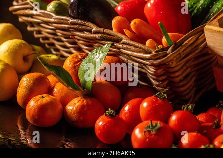 Obstmarkt mit verschiedenen bunten frischen Obst und Gemüse Stockfoto