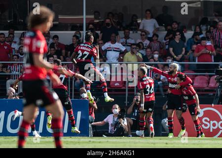 São PAULO, SP - 14.11.2021: São PAULO FC X FLAMENGO - Bruno Henrique feiert Flamengos Tor während eines Spiels zwischen dem FC São Paulo und Flamengo, das für den 32. Lauf der Brasilianischen Meisterschaft 2021 in Estádio do Morumbi in São Paulo, SP, gültig ist. (Foto: Maurício Rummens/Fotoarena) Stockfoto