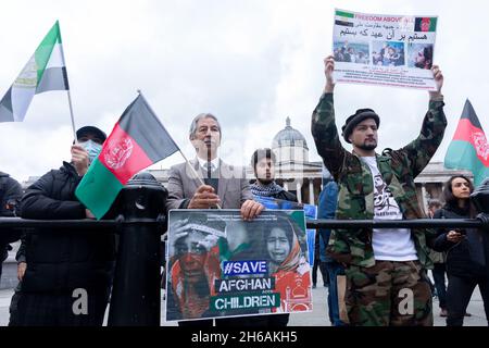 London, Großbritannien. November 2021. Demonstranten schwenken die afghanische Flagge und halten Plakate mit der Aufschrift „Rettet afghanische Kinder“, „Freiheit vor allem“ während der protest.Organized von Free Afghan versammelten sich Demonstranten am Trafalgar Square, um Solidarität mit der Nationalen Widerstandsfront Afghanistans (NRF) zu zeigen, Und die Forderung nach größeren Gegenmaßnahmen des Westens gegen den Terrorismus der Taliban gegen das Volk von Hazara. (Foto von Belinda Jiao/SOPA Images/Sipa USA) Quelle: SIPA USA/Alamy Live News Stockfoto