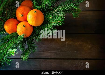 Hohe Winkelansicht der Mandarinen auf Holzhintergrund Stockfoto
