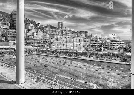 MONTE CARLO, MONACO - AUGUST 13: Blick über das Schwimmbad Stade Nautique Rainier III in Monte Carlo, Cote d'Azur, Monaco, Wahrzeichen des Fr. Stockfoto