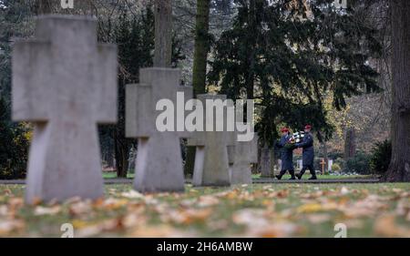 Magdeburg, Deutschland. November 2021. Mitglieder der Bundeswehr tragen einen Kranz an einem militärischen Begräbnisplatz auf dem Westfriedhof in Magdeburg vorbei. Am Gedenktag wurden die Opfer von Krieg und Tyrannei in ganz Sachsen-Anhalt mit Kranzniederlegungen und Gottesdiensten gedenkt. Quelle: Ronny Hartmann/dpa/Alamy Live News Stockfoto