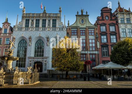 DANZIG, POLEN - 08. Oktober 2021: Der Neptunbrunnen vor dem Eingang zum Artus-Hof in der Altstadt von Danzig, Polen Stockfoto