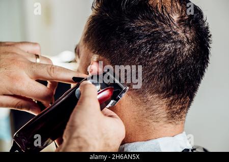 Nahaufnahme der Trimmermaschine. Prozess des Haarschneidens im Friseursalon. Stockfoto