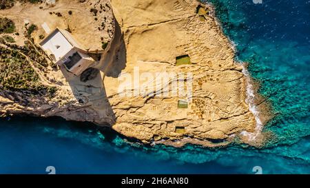 Luftaufnahme der Xwejni Salzpfannen, Xlendi Cliffs auf der Insel Gozo, Malta.erstaunliche natürliche Kreationen aus Kalkstein.traditionelle Meersalzproduktion.Mediterran Stockfoto
