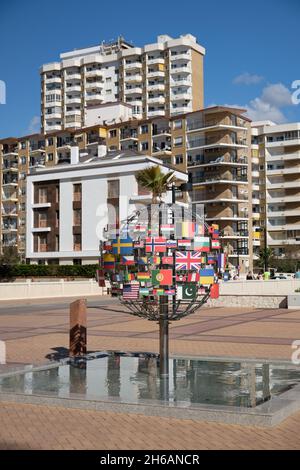 Brunnen der Nationen in Fuengirola, Provinz Malaga, Andalusien, Spanien. Stockfoto