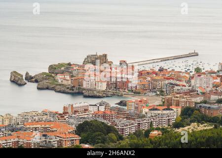 Panoramablick auf Castro Urdiales von der Burg von San Antón in Allendelagua Stockfoto