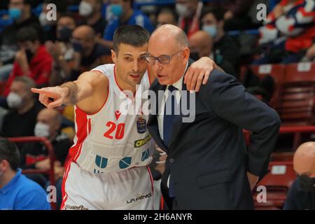 Mailand, Italien. November 2021. Andrea Cinciarini (UNA Hotels Reggio Emilia) und sein Trainer Attilio Caja, Cheftrainer Pallacanestro UNA Hotels Reggio Emilia während Der A/X Armani Exchange Milano vs UNAHOTELS Reggio Emilia, Italienischer Basketball A Serie Championship in Mailand, Italien, November 14 2021 Credit: Independent Photo Agency/Alamy Live News Stockfoto