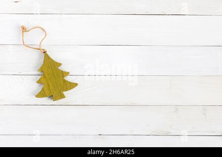 Neujahr Baum aus Holz auf dem weißen Holzhintergrund, rustikaler Stil, Konzept des Minimalismus, Draufsicht, Kopierraum Stockfoto