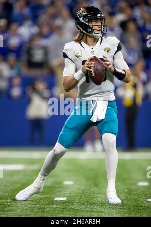 Indianapolis, Indiana, USA. November 2021. Der Jacksonville Quarterback Trevor Lawrence (16) spielt den Ball während des NFL-Fußballspiels zwischen den Jacksonville Jaguars und den Indianapolis Colts im Lucas Oil Stadium in Indianapolis, Indiana. John Mersits/CSM/Alamy Live News Stockfoto